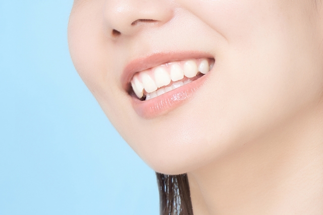 気になる歯のすき間は矯正治療？ダイレクトボンディング？